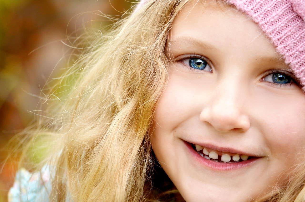 Niña sonriendo, representando el futuro de las familias que protegemos